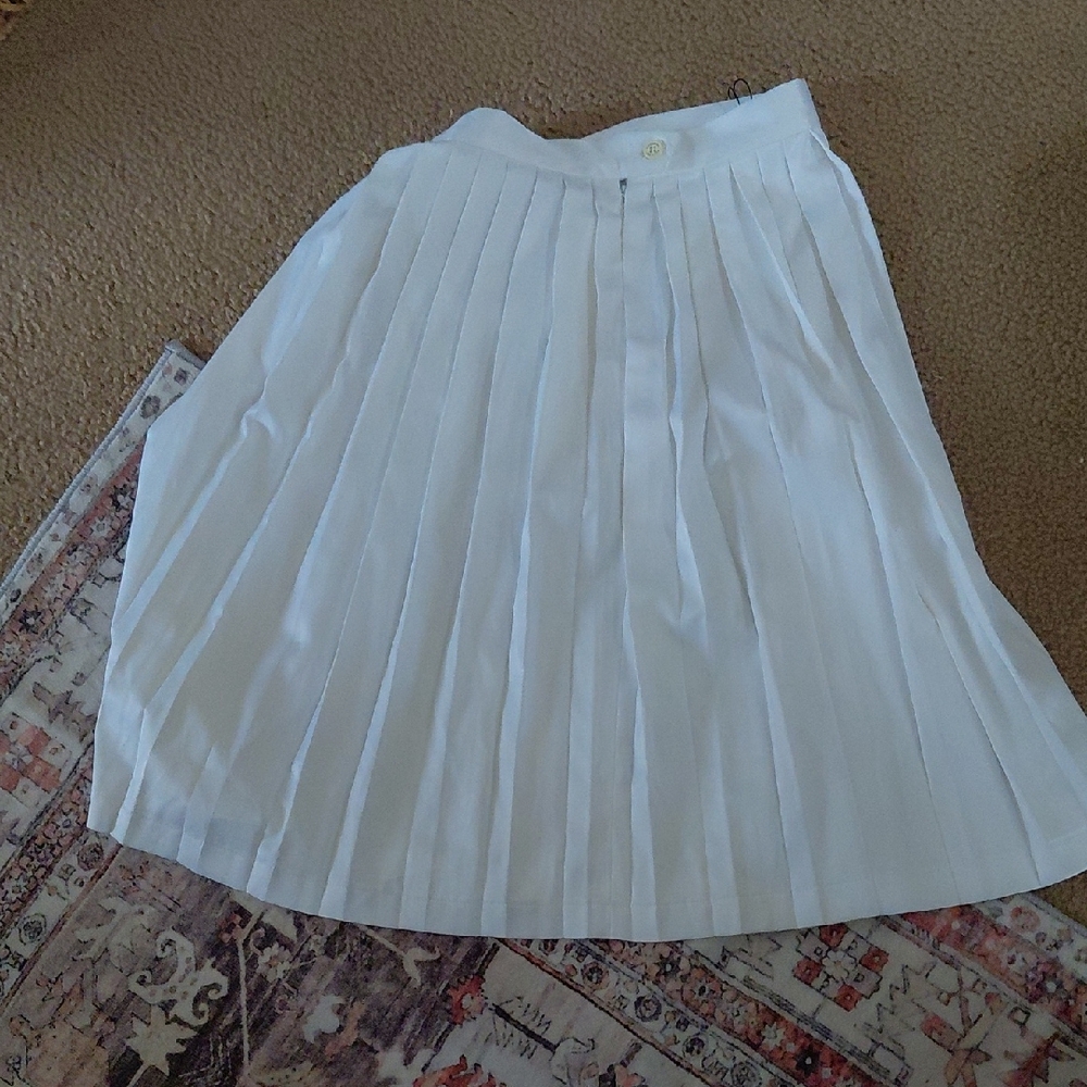 Chic White A-Line Pleated Skirt